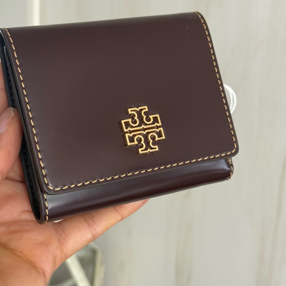 New tory burch BRITTEN SMOOTH COMPACT
WALLET TEMPRANILLO